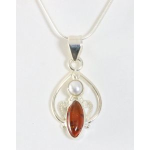 Fijne opengewerkte zilveren hanger met amber en zoetwater parel aan ketting
