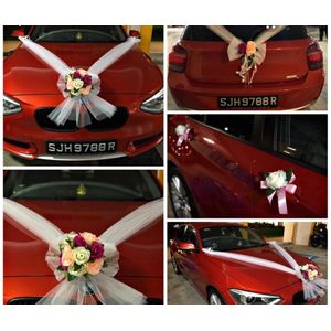AUTODECO.NL - SELENA Trouwauto Versiering - Autodecoratie Bruiloft - Bloemen voor op de Auto Huwelijk - Bruidsauto Versiering - Bloemstuk voor op de Motorkap - Satijnen Rozen met Tule Linten