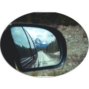 WallClassics - Dibond Ovaal - Uitzicht op Besneeuwde Bergen in Autospiegel - 80x60 cm Foto op Ovaal (Met Ophangsysteem)