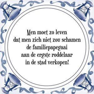 Tegeltje met Spreuk (Tegeltjeswijsheid): Men moet zo leven dat men zich niet zou schamen de familiepapegaai aan de ergste roddelaar in de stad verkopen! + Kado verpakking & Plakhanger