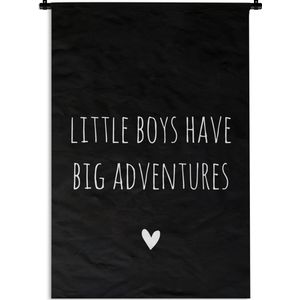 Wandkleed - Wanddoek - Engelse quote ""Little boys have big adventures"" met een hartje op een zwarte achtergrond - 90x135 cm - Wandtapijt