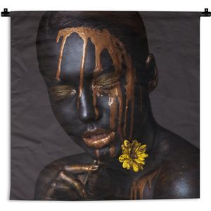 WandkleedBlack & Gold - Donkere vrouw met gouden vloeistof Wandkleed katoen 90x90 cm - Wandtapijt met foto