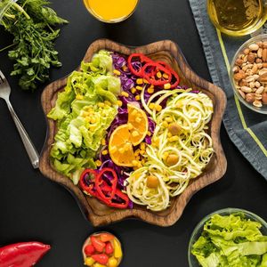 Grote diepe houten schaal voor salade groenten en fruit - perfect voor familie en feesten