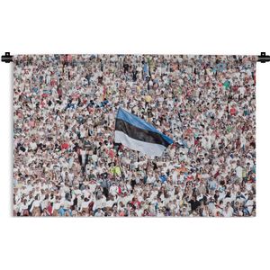Wandkleed Vlag Estland - De vlag van Estland in een grote menigte Wandkleed katoen 120x80 cm - Wandtapijt met foto