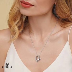 Leerella Luxe Hartvormige Halsketting Zirkonia Steentjes - Zilverkleur, Hoogwaardig Roestvrijstaal, Inclusief Luxe Leerella Geschenkdoos Moederdag, Valentijnsdag en Verjaardag Cadeau