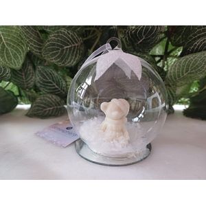 Kerstbal glas met witte teddybeertje met muts zittend in de sneeuw Ø7cmx9cmH