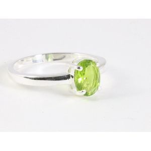 Fijne hoogglans zilveren ring met peridoot - maat 19.5