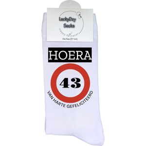 43 jaar Sokken - Gefeliciteerd - Jarig - Verjaardag - Grappige cadeau - Cadeau voor vrouw man - Kado - Verjaardags sokken - Verjaardags cadeau - Sokken waar je vrolijk van wordt - Maat 37-44