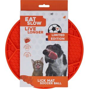 Eat Slow Live Longer Likmat - Ø 22 cm - Slowfeeder - Anti Schrok - Voermat - Likvoerbak - Voor Nat Voer en Brokken - Vaatwasserbestendig - Voetbal - Anti Slip - Oranje