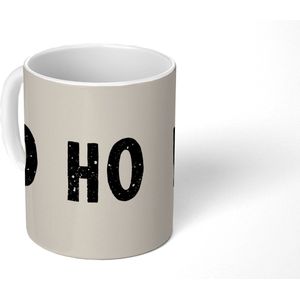 Mok - Koffiemok - Kerstmis - Ho ho ho - Spreuken - Beige - Kerstman - Mokken - 350 ML - Beker - Koffiemokken - Theemok - Tafeldecoratie Kerstmis - Kerstdecoratie tafel - Tafelversiering - Mok met Tekst