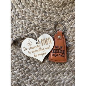 Leren sleutelhanger met de tekst; Mijn papa mijn held inclusief houten hartje - verjaardag - Valentijnsdag - stoer - vriendschap - vaderdag
