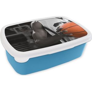 Broodtrommel Blauw - Lunchbox - Brooddoos - Zwart wit basketbalspeler met een oranje basketbal - 18x12x6 cm - Kinderen - Jongen