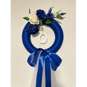 AUTODECO.NL Luxe Geboorte Krans met letter O - Voordeur Krans - Baby Krans - Geboorte Versiering Jongen - Deur Krans - Blauwe Deur Decoratie - Cadeau voor Geboorte - Baby Boy - Babyshower - Kraamcadeau - Geboortecadeau voor een Jongen