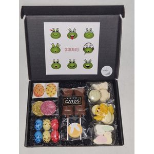 Kids Paas Snoeperij Pakket - Brievenbus box met verschillende chocolade en snoeplekkernijen en vrolijke Paasstickers - Mystery Card 'Opkikkertje' met persoonlijke online (video) boodschap | Cadeaubox | Chocoladebox | Snoepbox | Kidsbox