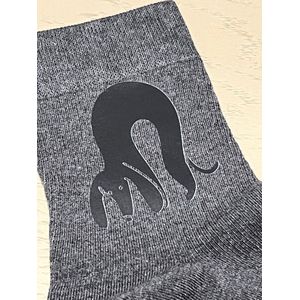 Teckel - sokken - 1 paar sokken - teckelprint - maat 35/39 - grijs - zwarte print - kromme teckel - hond - dachshund - teckelsokken - teckel sokken
