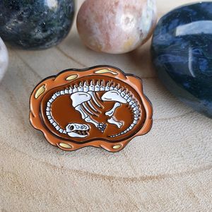 Enamel pin, broche, speldje, verzamelen, kleding versieren, fossiel dino brachiosaurus