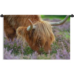 Wandkleed Schotse Hooglanders  - Grazende Schotse hooglander tussen paarse bloemen Wandkleed katoen 60x40 cm - Wandtapijt met foto