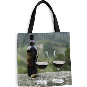MuchoWow® Schoudertas - Strandtas - Big Shopper - Boodschappentas - Fles Rode wijn met wijngaarden van Sangiovese-druiven op achtergrond - 45x45 cm - Katoenen tas