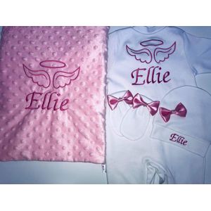 SZN Designs - Kraamcadeau meisje - Pyjama set met deken - Engelen vleugels - Roze/Fuchsia - Geborduurd met naam