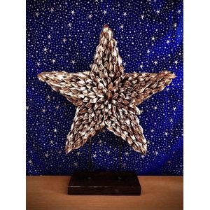 Natural Silver J-Pod Tree on Base 48 cm hoog - Christmas Star - kerstster - handgemaakt - kunststof - figuur - kerststukje - kerstdecoratie - kerstitem - accessoire - interieur - geschenk - gift - cadeau - kerst - nieuwjaar – verjaardag