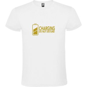 Wit T-Shirt met “ Charging / Do NOT Disturb “ afbeelding Goud Size XXXXXL
