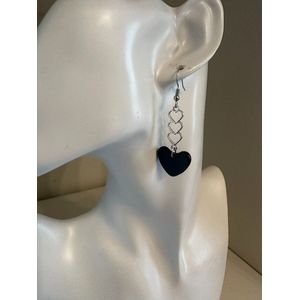 zwarte hartvormige oorbellen dicht | Moederdag | Verjaardagscadeau| Cadeautje| Valentijnsdag| Kado | sieraden | vaderdag | oorbellen | oorsieraden