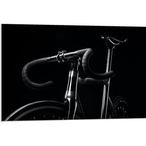 WallClassics - PVC Schuimplaat- Zwarte Mountainbike Fiets tegen Zwarte Achtergrond - 90x60 cm Foto op PVC Schuimplaat