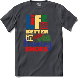 Life Is Better In Running Shoes | Hardlopen - Rennen - Sporten - T-Shirt - Unisex - Mouse Grey - Maat 3XL