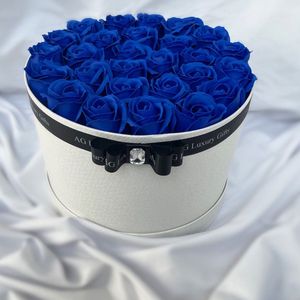 AG Luxurygifts flowerbox - rozen box - luxe - cadeau- wit - blauw - soap roses