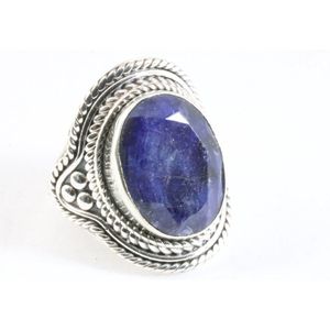 Bewerkte zilveren ring met blauwe saffier - maat 20