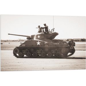 WallClassics - Vlag - Tank uit het Leger in het Zwart Wit - 90x60 cm Foto op Polyester Vlag