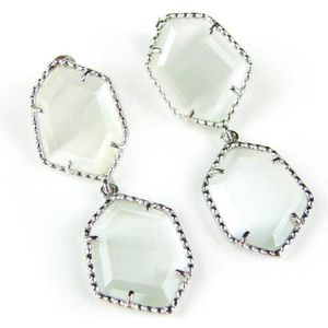 Zilveren oorringen oorbellen Model Hexagon met witte parelmoerkleurige stenen