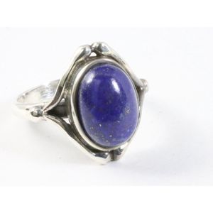 Bewerkte zilveren ring met lapis lazuli - maat 16