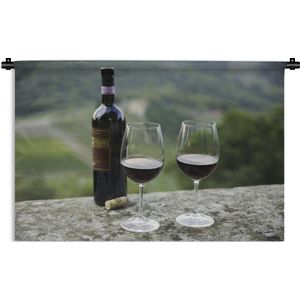 Wandkleed Rode wijn - Fles Rode wijn met wijngaarden van Sangiovese-druiven op achtergrond Wandkleed katoen 180x120 cm - Wandtapijt met foto XXL / Groot formaat!