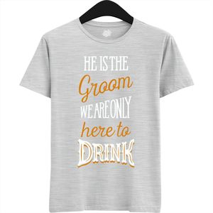 He Is The Groom | Vrijgezellenfeest Cadeau Man - Groom To Be Bachelor Party - Grappig Bruiloft En Bruidegom Bier Shirt - T-Shirt - Unisex - Ash Grey - Maat XL