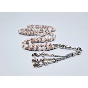Handgemaakte tesbih ""Tasbih"" natuursteen ""Wit howliet gesponnen goud"" - Aantal kralen 99 - Diameter kralen 8MM - met metaal tassel ""Vlag van Turkije"" - Een mooi cadeau-idee