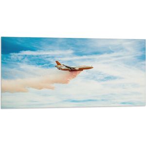 WallClassics - Vlag - Rood met Wit Vliegtuig vliegend Boven Bergen met Oranje Rook - 100x50 cm Foto op Polyester Vlag