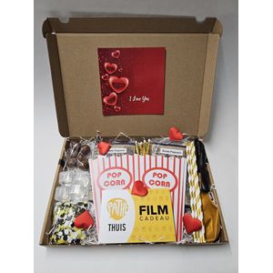 Film Pret Pakket - I Love You met filmcadeaubon, mystery card met persoonlijke (video)boodschap en vele film-feestartikelen | Verjaardag | Jubileum | Zomaar