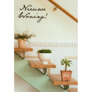 Een nieuwe woning! Van harte gefeliciteerd! Een grappige wenskaart met traptreden die aan de muur zijn gemaakt als decoratie. Hier staan mooie planten op. Een dubbele wenskaart inclusief envelop en in folie verpakt.