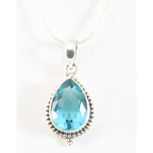 Bewerkte druppelvormige zilveren hanger met blauwe topaas aan ketting