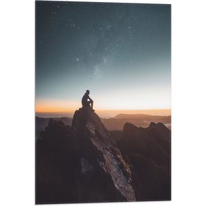 WallClassics - Vlag - Man op Bergtop met Zonsondergang - 50x75 cm Foto op Polyester Vlag