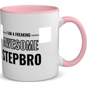 Akyol - i am a freaking awesome stepbro koffiemok - theemok - roze - Broer - de meest geweldigste stiefbroer - verjaardagscadeau - verjaardag - cadeau - cadeautje voor broer - broer artikelen - kado - geschenk - gift - 350 ML inhoud