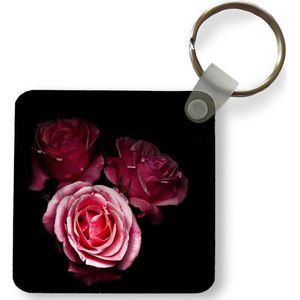 Sleutelhanger - Uitdeelcadeautjes - Een foto van roze rozen met een zwarte achtergrond - Plastic
