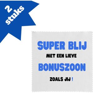 Akyol - super blij met een lieve bonuszoon zoals jij brillendoekjes - Zoon - de liefste bonuszoon - verjaardag - cadeautje voor zoon - zoon artikelen - kado - geschenk - 17,8 bij 17,8 cm - 2 stuks