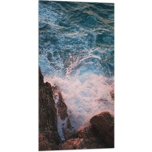 WallClassics - Vlag - Schuim van Golf tegen Bruine Rots - 50x100 cm Foto op Polyester Vlag