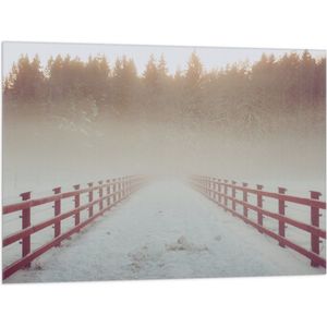 WallClassics - Vlag - Rode Brug met Sneeuw en Mist bij Bos - 100x75 cm Foto op Polyester Vlag
