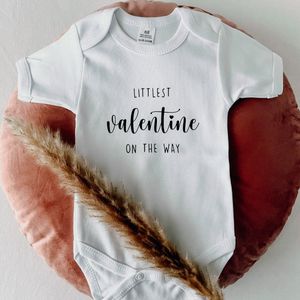 KLEINE FRUM - Littlest Valentine on the way - zwangerschap bekendmaking - strijk embleem - bedrukken - diy - zwart - opdruk - strijk applicatie - zwangerschaps aankondiging - Valentijn