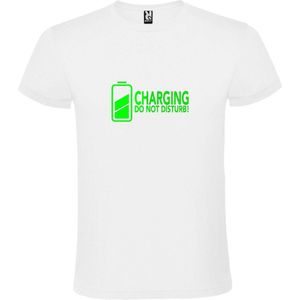 Wit T-Shirt met “ Charging / Do NOT Disturb “ afbeelding Neon Groen Size XXXXXL