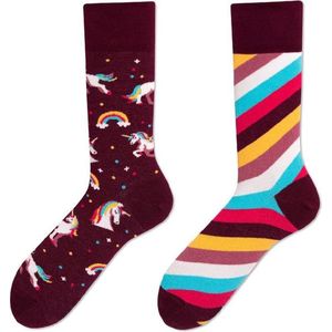 1 paar verschillende sokken - Eenhoorns en regenboog - maat 36-40 dames