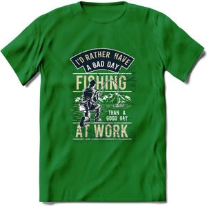 A bad Day Fishing - Vissen T-Shirt | Beige | Grappig Verjaardag Vis Hobby Cadeau Shirt | Dames - Heren - Unisex | Tshirt Hengelsport Kleding Kado - Donker Groen - M